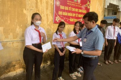 TRAO QUÀ TẾT CHO HỌC SINH NGHÈO KHÓ KHĂN NHÂN DỊP TẾT NGUYÊN ĐÁN NĂM 2024