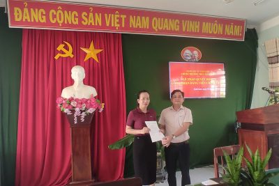 LỄ TRAO QUẾT ĐỊNH CÔNG NHẬN ĐẢNG VIÊN CHÍNH THỨC